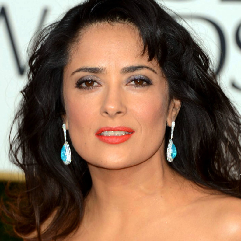 سلمى حايك بقلادة مرصعة بأحجار زبرجد سانتا ماريا