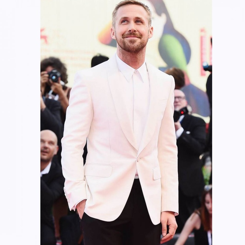 اطلالة كاملة بدرجات اللون الرمادي بالتوب البولو مع السروال القماشي