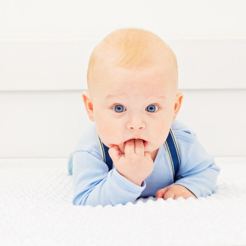 فوائد واضرار وضع الطفل يده في فمه