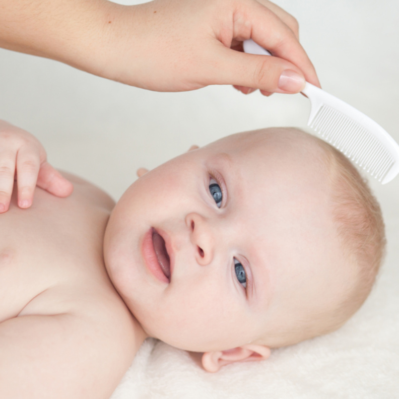 كيف تتعامل الأم مع تساقط شعر الطفل الرضيع ولماذا يحدث