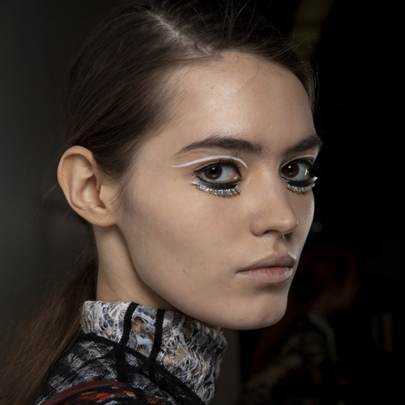 الآيلاينر الأبيض أحدث صيحات الجمال لصيف 2019