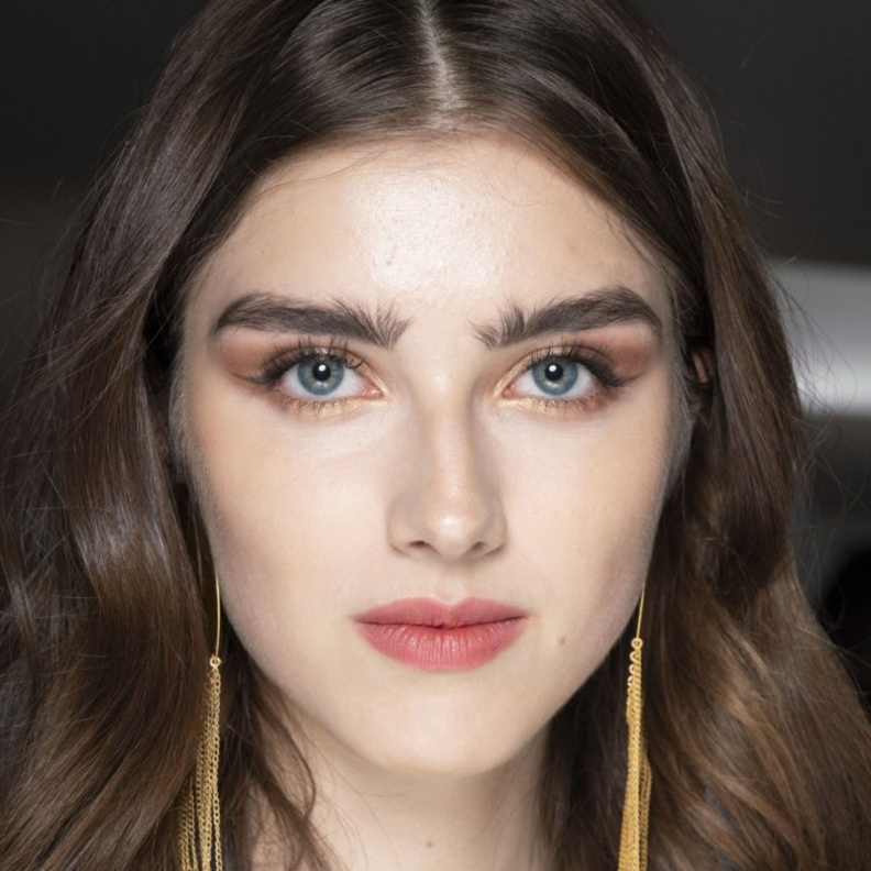 رسمات مكياج عيون بنية بتدرجات مات ‏ منArthur Arbesser