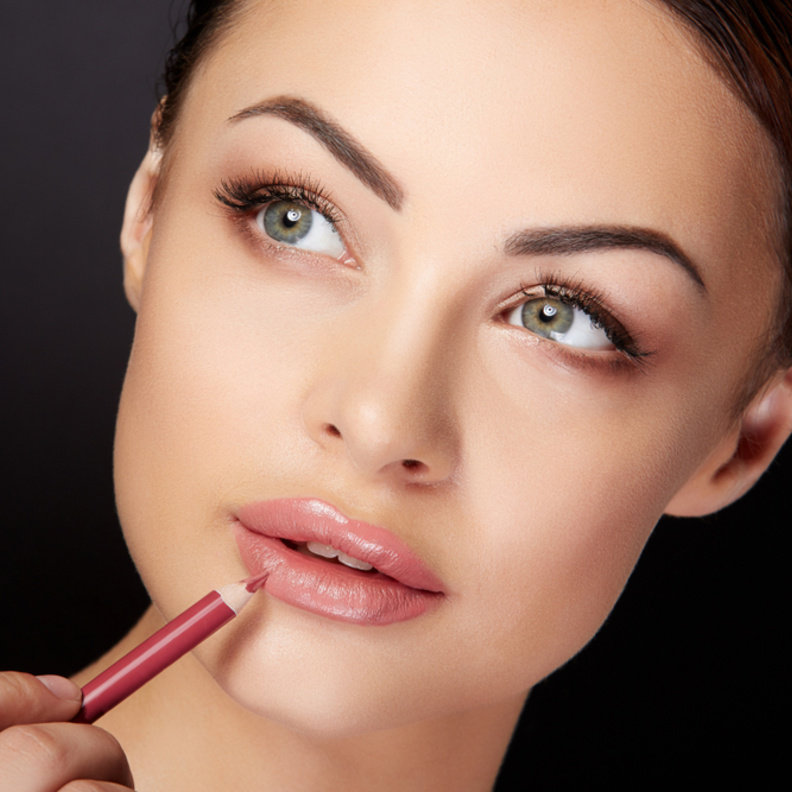 تعرفي على كيفية تكبير الشفاه بالقلم