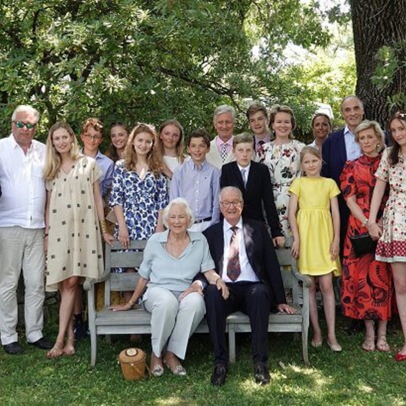 العائلة المالكة البلجيكية تنشر صورة عائلية جديدة