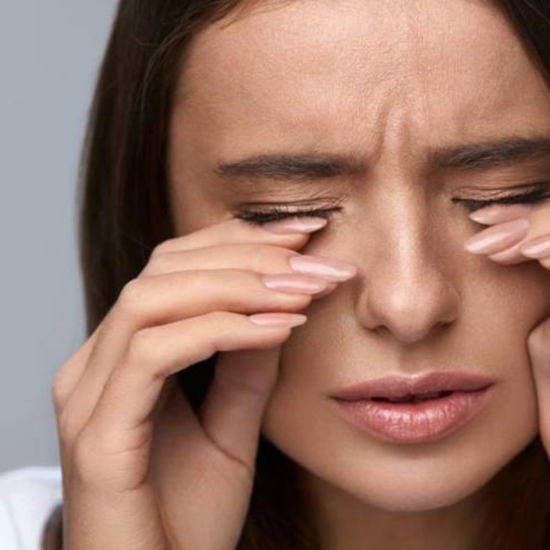 إحمرار وألم العيون من أعراض جفافها