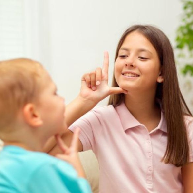 أسباب التلعثم بالكلام عند الأطفال وطرق علاجه