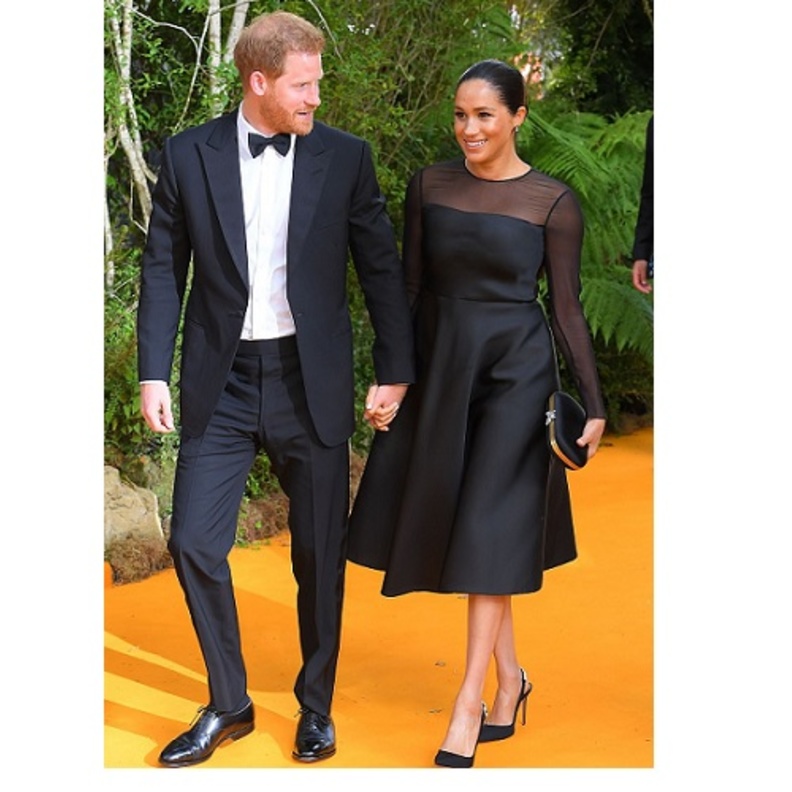 ظهور ميغان ماركل والأمير هاري بإطلالة بسيطة وأنيقة في عرض فيلم Lion King 