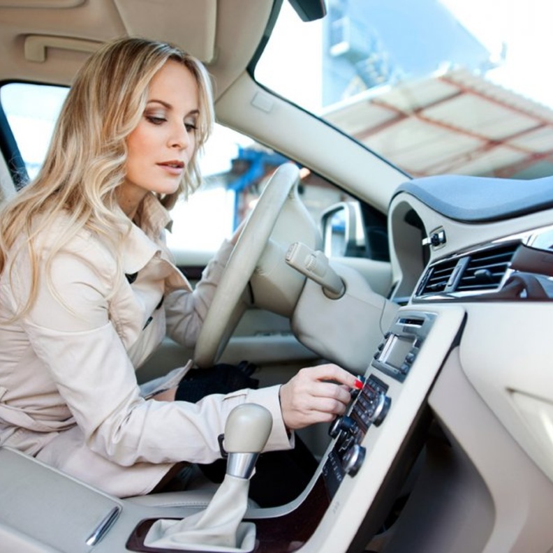 الاستماع إلى الموسيقى أثناء القيادة يقلل من سرعة استجابة السائق لأنه قد يجعلك تقوم بالتركيز