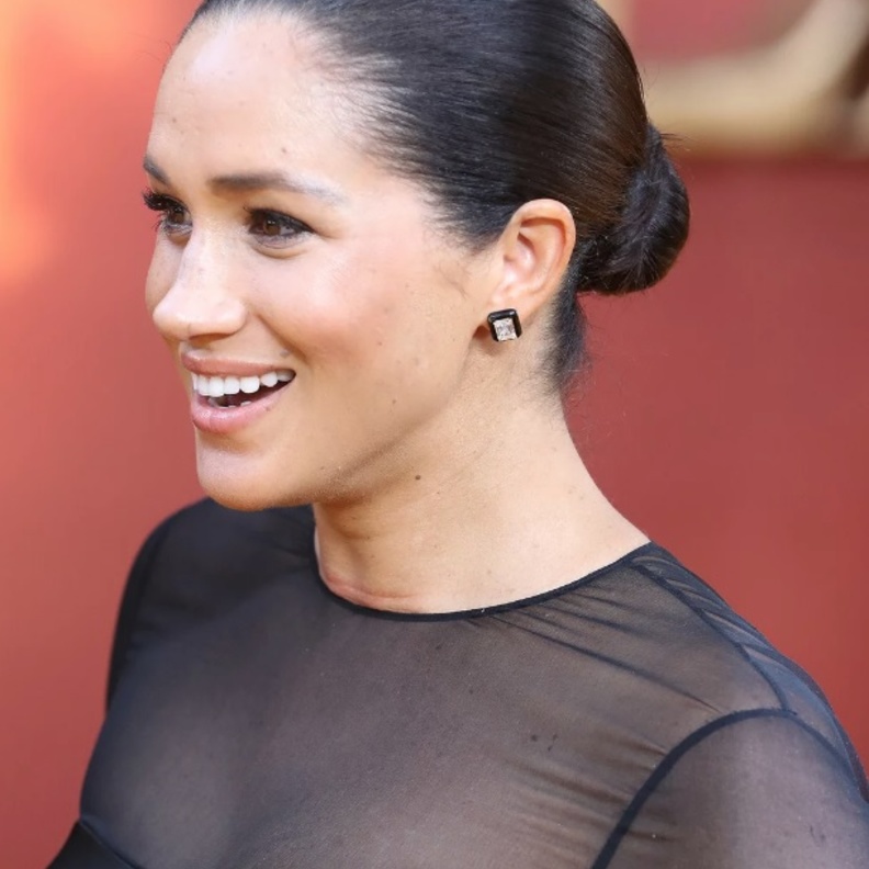 تسريحات شعر ميغان ماركل بأسلوب جديد بعد الولادة مع الخصل الجانبية