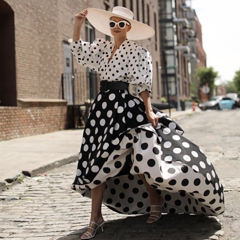 اطلالة أنيقة وراقية بقميص شيفون منقط