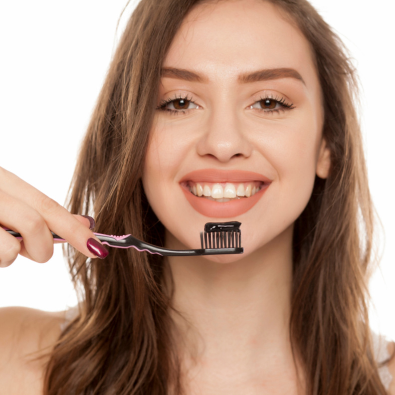 بيضي اسنانك بالفحم الطبيعي والليمون لنتائج رائعة