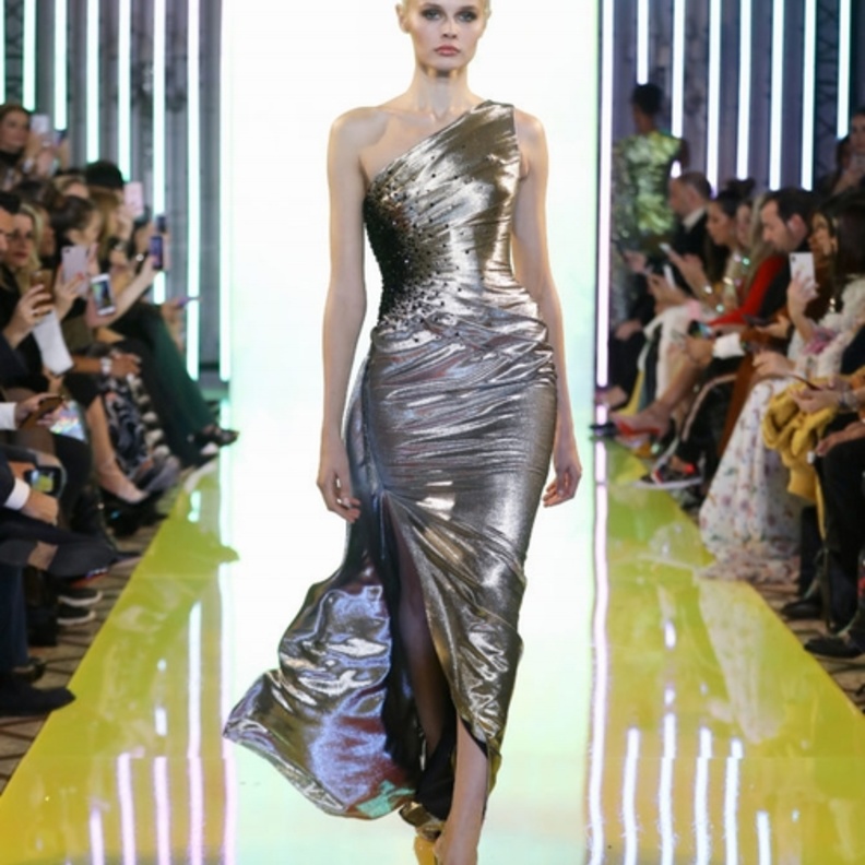 فستان خطوبة باللون الميتاليك