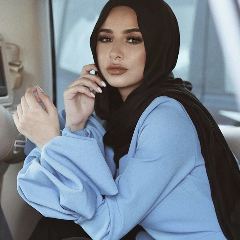 الطرحة الكلاسيكية باللون الأسود على طريقة يارا النملة