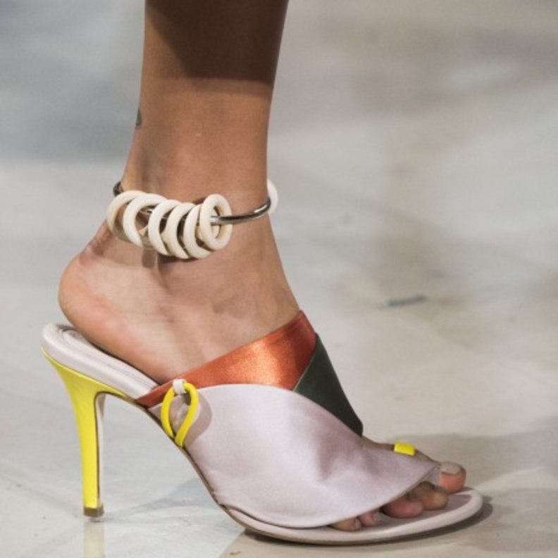 صيحة الخلخال الرفيع موضة اكسسوارات 2019 من Stella McCartney