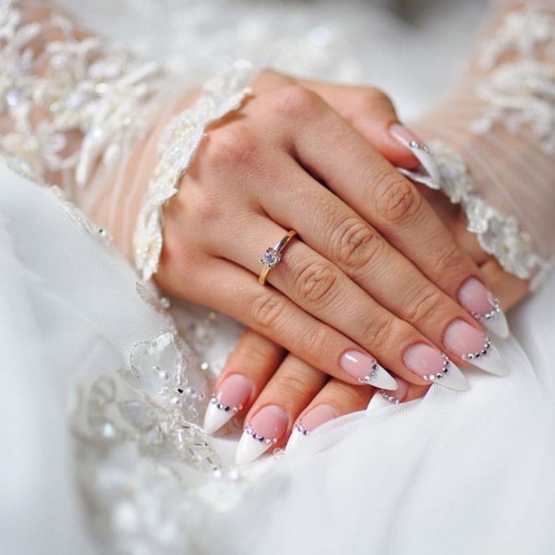  إذا كنت تملكين بشرة حنطية فأنت بحاجة إلى اعتماد لون بشرة دافئة لا تجعل يديك شاحبة يوم عرسك مثل اللون البيج