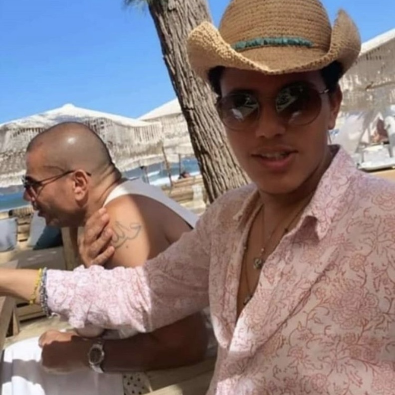 عمرو دياب وابنه