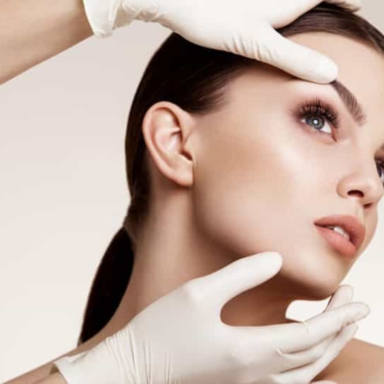  استخدام علاج الميزوثيرابي يساعد على إزالة الدهون في الوجه، بالإضافة إلى الحد من السيلوليت وتلاشي التجاعيد والخطوط