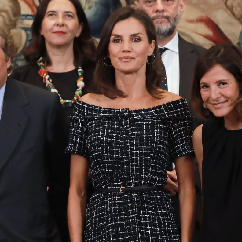 أتت إطلالات ليتيزيا ملكة إسبانيا كاجوال بالفستان الكحلي المربع