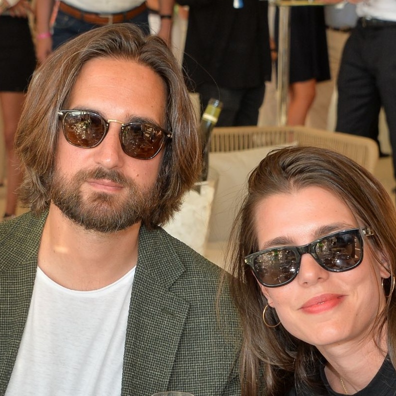 تشارلوت كاسيراجي وزوجها في منافسات لقفز الحواجز للخيول في باريس