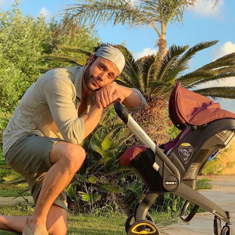 محمد امام يعاني من فك وتركيب عربة طفلته