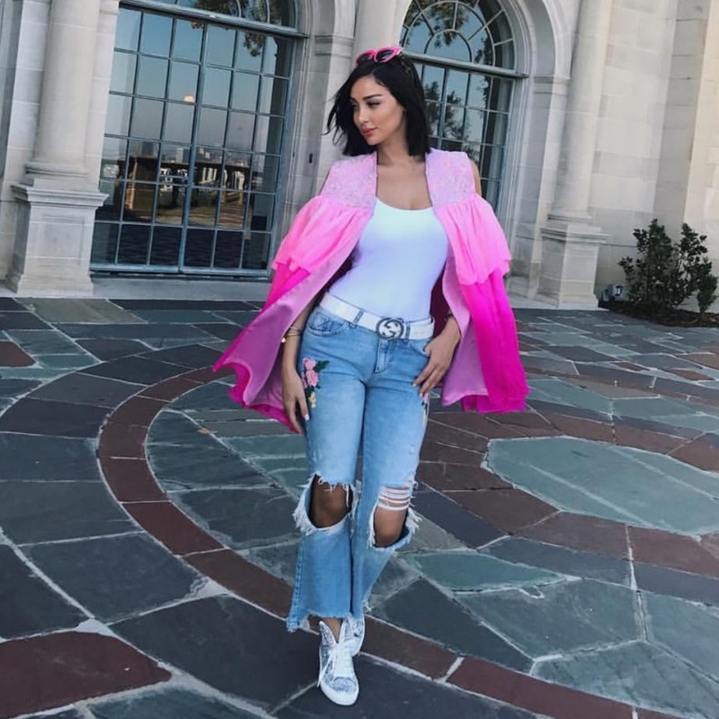 بناطيل الجينز الضيقة مستوحاه من إطلالات بسمة بوسيل