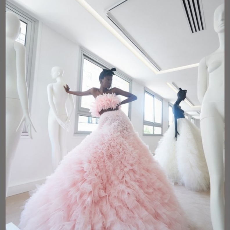  فساتين خطوبة منفوشة باللون الزهري من مجموعة Giambattista Valli