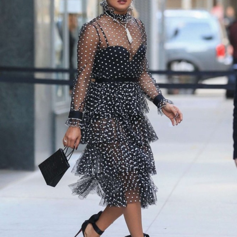 اختارت الجميلة ‏‎ Priyanka Chopraفستان صيفي ومطبّع بالورود من دار‏ ‏Prabal Gurung