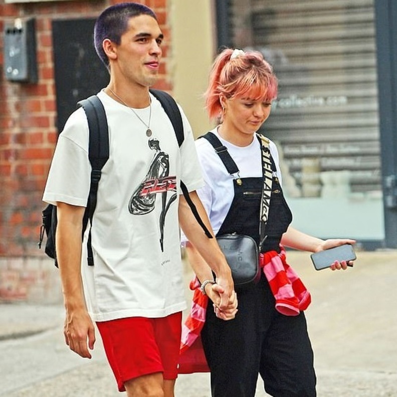 مايسي ويليامز وحبيبها في شوارع لندن