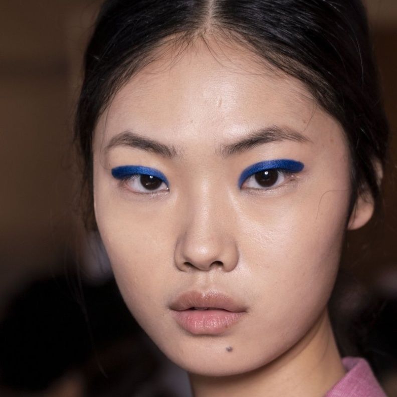 اللون الاحمر بدرجات قوية من دون تخطي حدود الكونتور المرسوم على خطى ‏Mugler