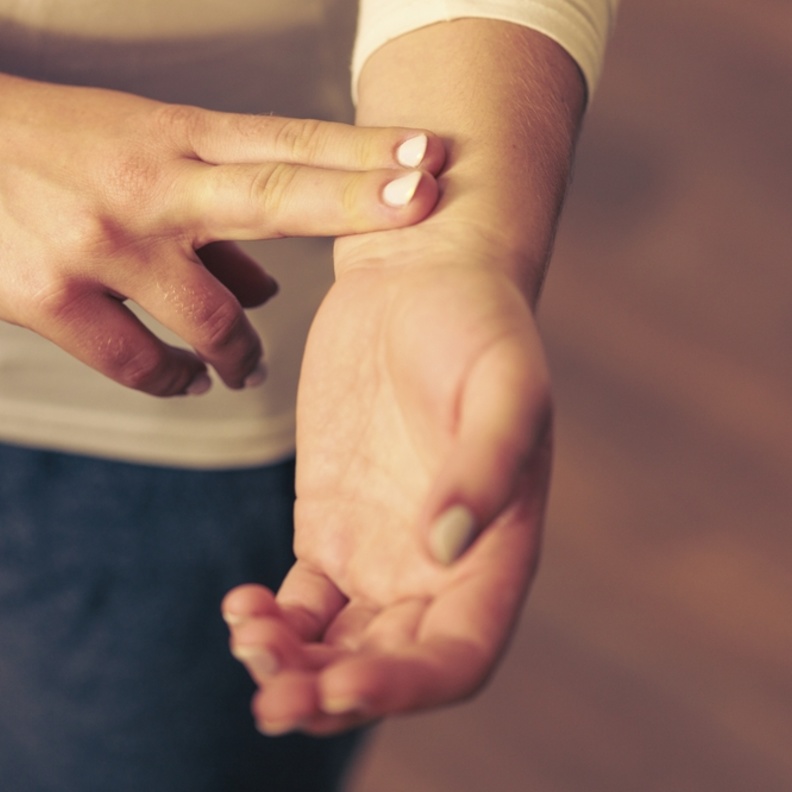 طريقة فحص ضربات القلب تكون بتحسس النبض وحسابه