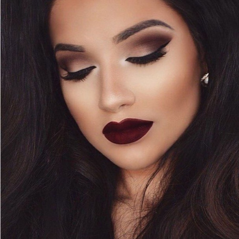 اعتمدي على اسلوب قوي وكثيف في المكياج الخليجي