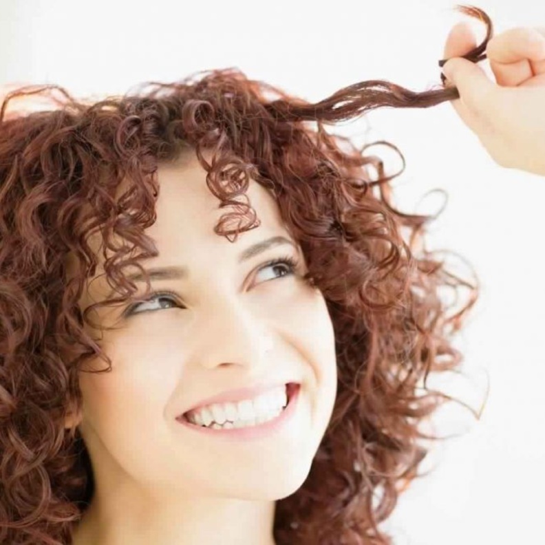 احرصي على الاهتمام بشعرك الكيرلي قبل الزفاف