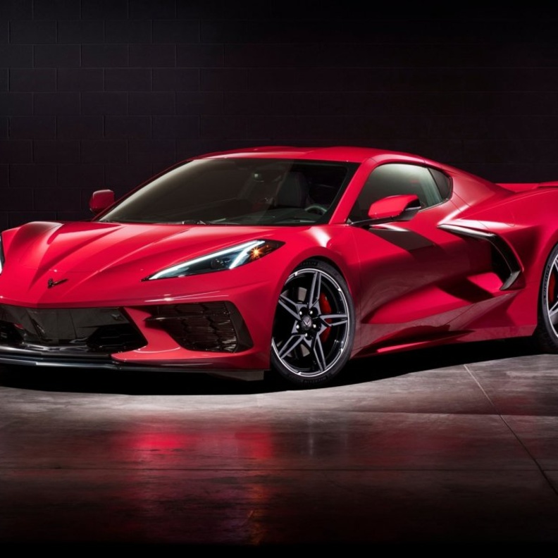 شيفروليه تكشف أخيراً عن أول سيارة كورفيت مزودة بمحرك وسطي