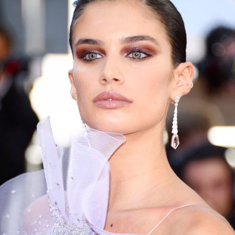 هل أعجبتك أحمر الشفاه البنفسجي الداكن؟