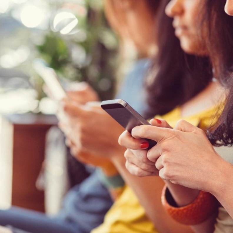 برامج التواصل الاجتماعي تسبب الاكتئاب لدى المراهقين