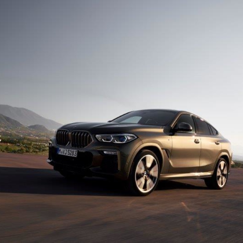 سيارة BMW X6 الجديدة رائدة على الطريق