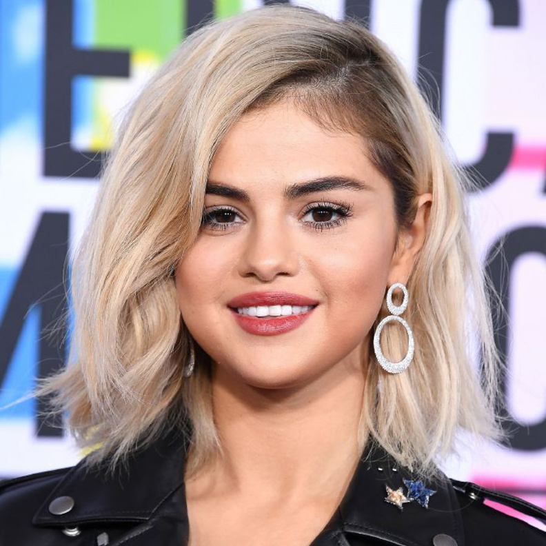 سيلينا غوميز ترتدي أقراط من كارتييه Cartier