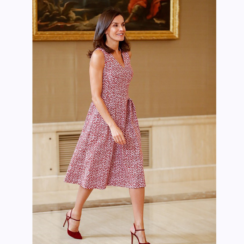 فستان أحمر مزخرف اختارته ليتيزيا ملكة إسبانيا بتوقيع دار كارولينا هيريرا Carolina Herrera