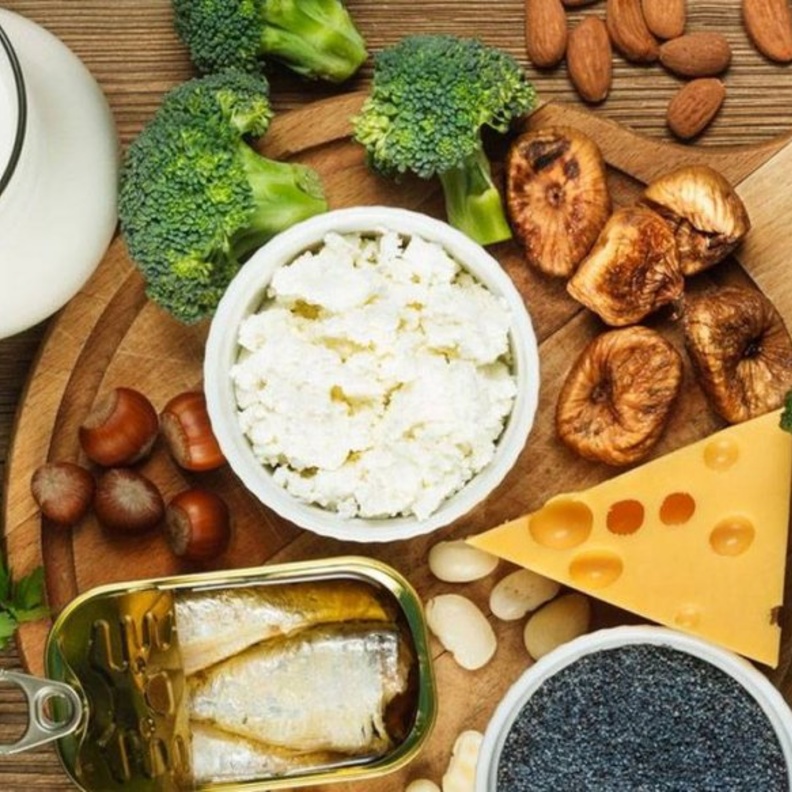 الأطعمة الغنية بالكالسيوم تحميك من هشاشة العظام