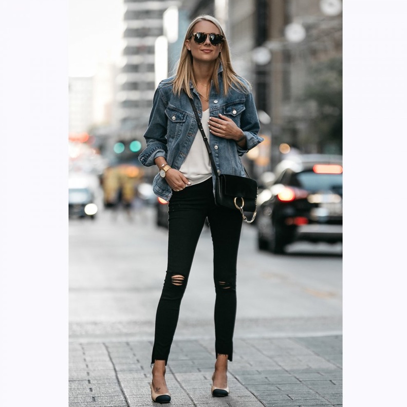 اعتمدي جاكيت الجينز بقصة واسعة ومريحة