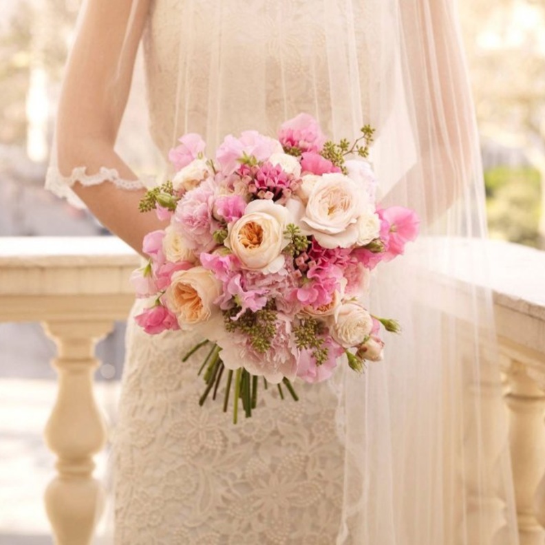 ضعي في الإعتبار ثيم و ألوان حفل الزفاف و الصالة عند اختيار باقة الورد