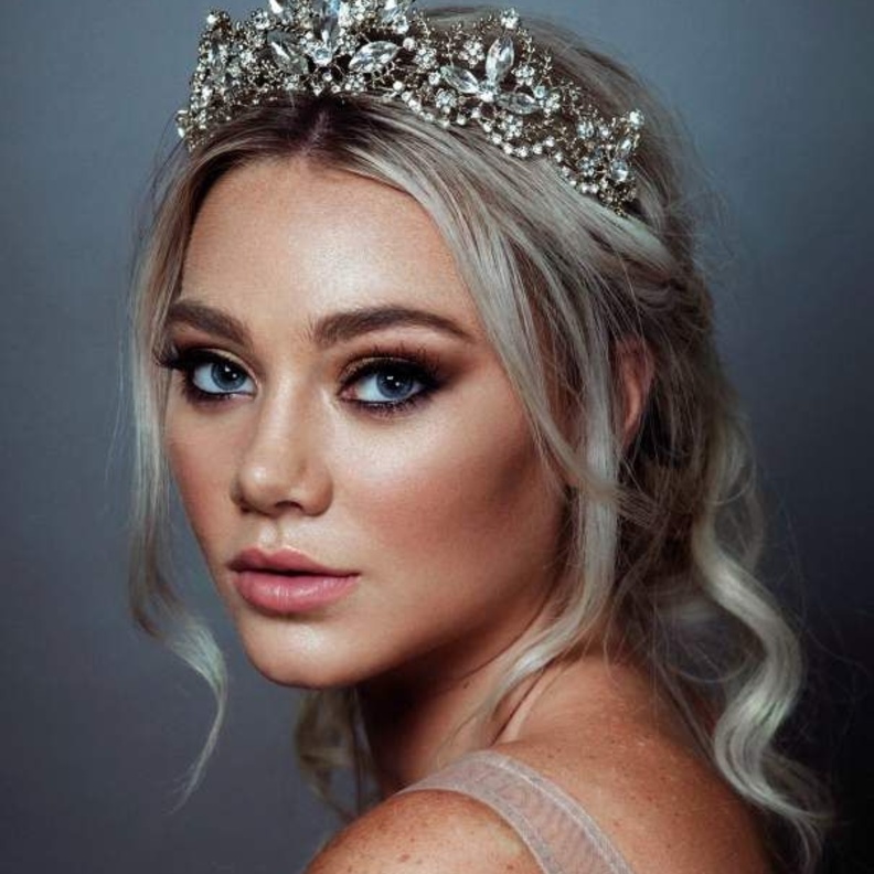 تسريحات عرايس 2019 بالتاج الكريستالي الملكي