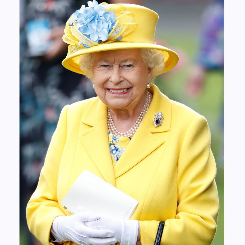 ما الذي تفعله الملكة بملابسها القديمة