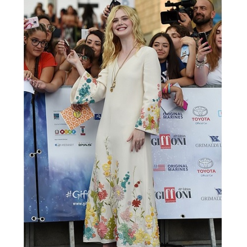 تبدو السعادة واضحة على إيل فانينغ أثناء التقاطها صور السيلفي مع معجبيها في مهرجان Giffoni السينمائي