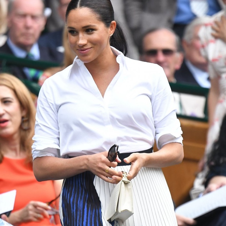 الأميرة ميغان ماركل  تنسّق القميص الأبيض مع البدلة الرسمية من دار Alexander McQueen tuxedo