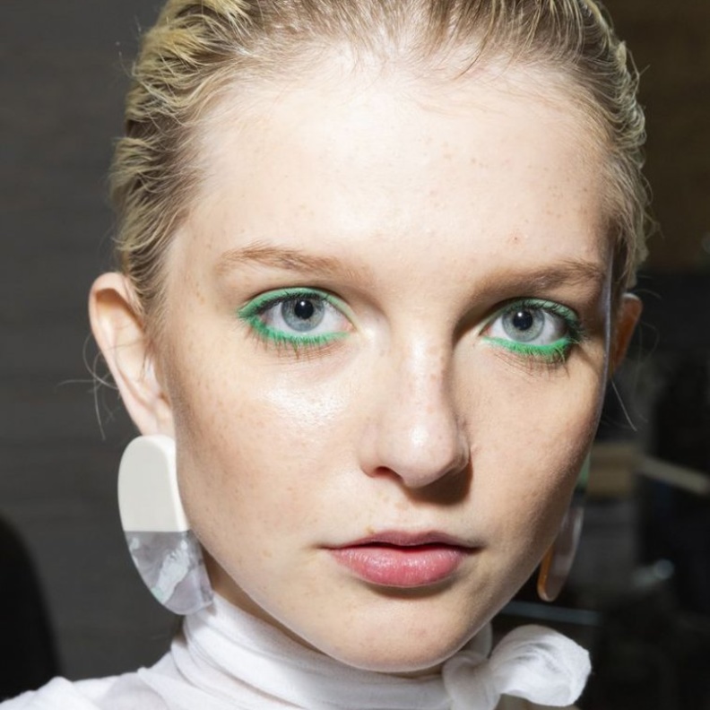 رسمات آيلاينر بنية من Burberry