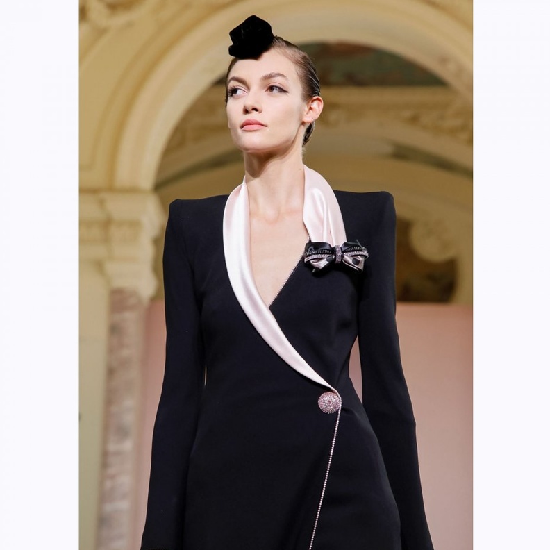 أضافت وردة الشعر لمسة ملفتة وجذابة على عرض جورجيو أرماني