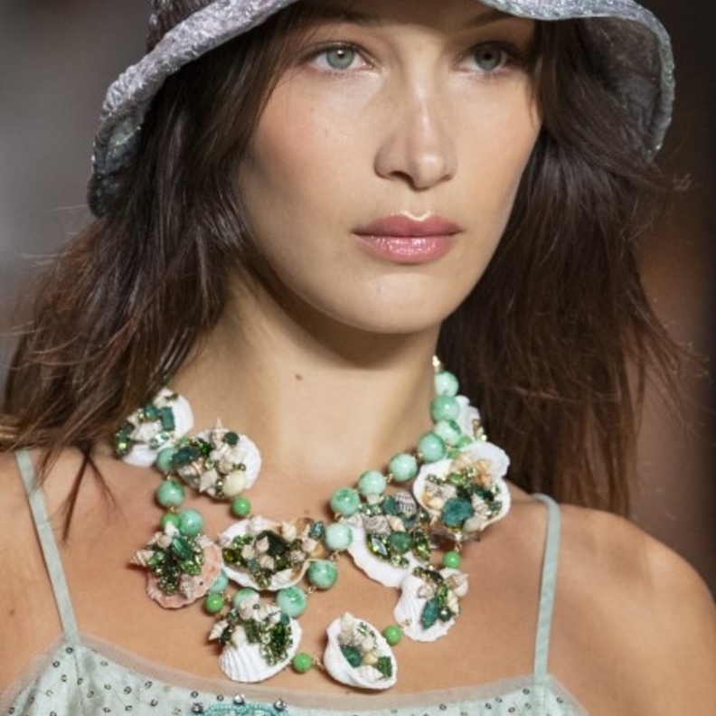 اكسسوار الخرز مع العقود الكبيرة والمنسدلة من Emporio Armani لصيف 2019