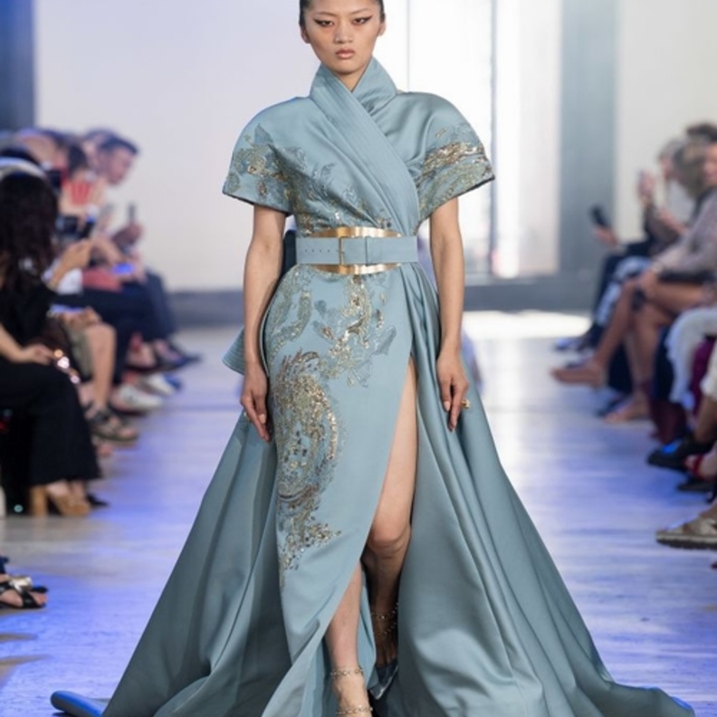 اطلالة ملكية رائعة بالأبيض العاجي مع التطريزات الذهبية