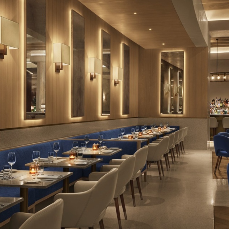 تبلغ مساحة قاعة احتفالات الفندق الكبيرة والأنيقة 654 متراً مربعاً